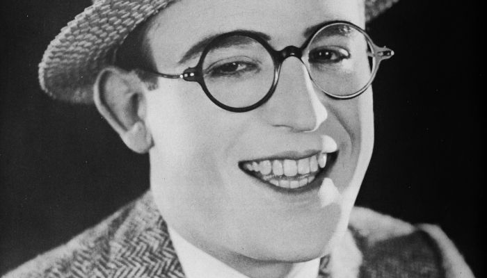 Harold Lloyd, eden od velike trojice nemega filma s Chaplinom in Keatonom, je bil tudi največji zasl