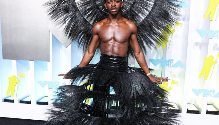 Lil Nas X - !!! Lil Nas X je priljubljen raper, ki pogosto buri duhove