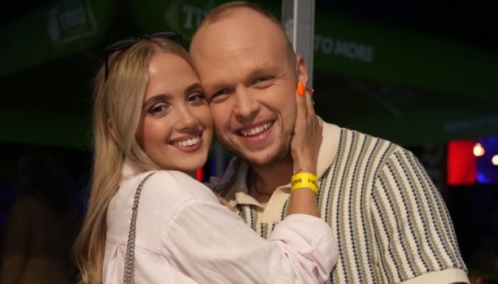 Z Majo Tasić, voditeljico na BestFM, ju povezuje neskončna pozitivna anergija in smisel za humor