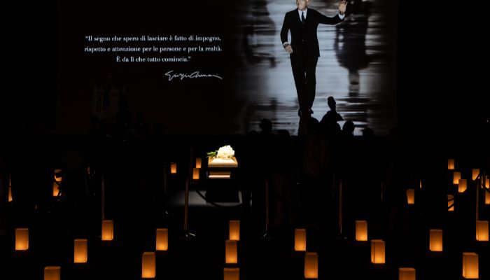 Giorgio Armani - Mrliško vežico so odprli na sedežu podjetja Armani v Milanu, ki je razglasil dan ža