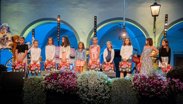 otroci-pojejo-slovenske-pesmi-in-se-veselijo, finale