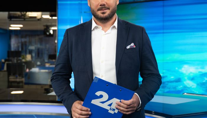 Najraje pripravlja reportaže, kjer je mogoče veliko povedati s sliko, spontanimi inser­ti