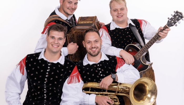 Skupino Kresovci sestavljajo Jernej Verhnjak, Klemen Krivec, Tine Naveršnik in Lovro Tominc