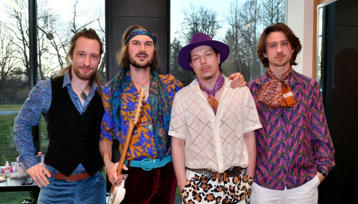 Walk This Road Alone zajema zadnjih pet let skupnih in osebnih izkušenj – ni le skladba, ampak refleksija poti, odločitev in notranjih bojev