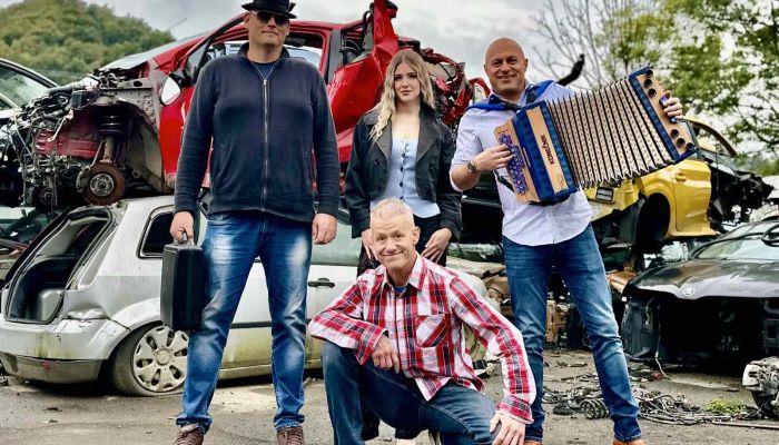 Tomislav Vrlič in Boštjan Konečnik med snemanjem videozgodbe, kjer igrata še Maruša Tertinek in Miro