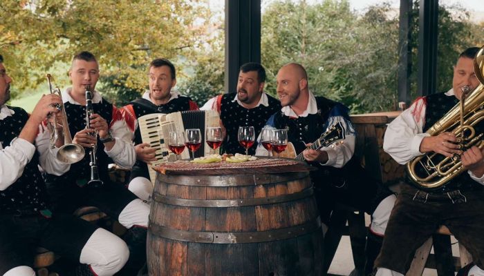 Runda kvintet sestavljajo Dejan Teršek, Janez Habe, Peter Podkoritnik, Boštjan Kozole, Januš Prašnik