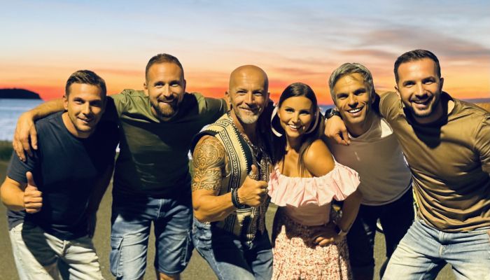 V videospotu, ki so ga snemali na toplih primorskih lokacijah, se jim je pridružil tudi sam Dominik