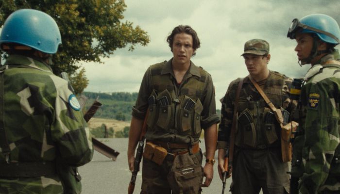 Vredno življenja se osredotoča na štiri mlade švedske vojake, ki so poslani v bosansko vas Stupni Do