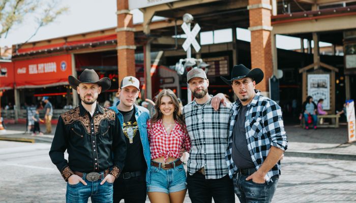 Fehtarji so že ob prvem poslušanju vedeli, da skladba potrebuje ženski vokal