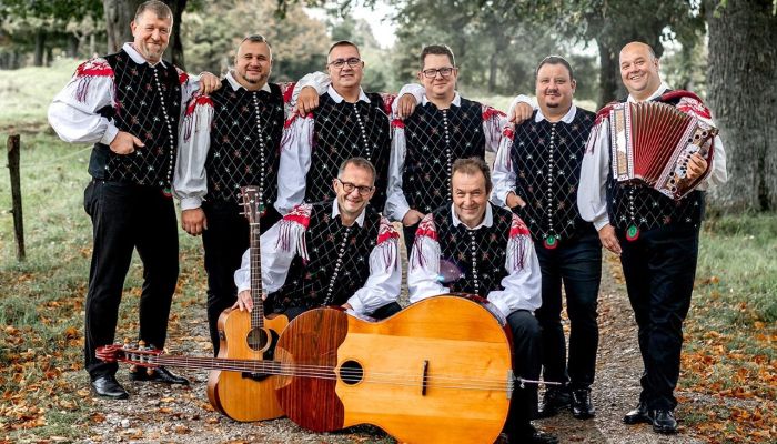 Zasedbo Fantje spod Šilentabra sestavljajo David Penko, Franjo Penko, Damijan Penko, Mitja Železnik,