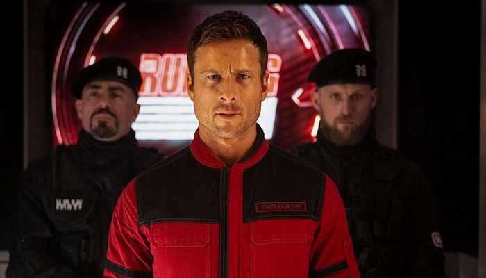 Film Tekač: Glen Powell beži pred najetimi morilci kot eden od tekmovalcev v resničnostnem šovu