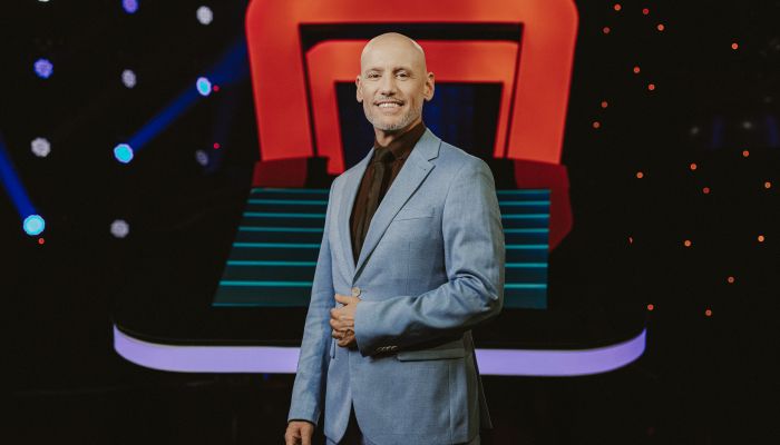 Voditelj Peter Poves pravi, da je kviz dinamičen in hiter, po meri sodobnega gledalca