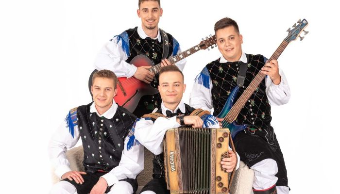 Z novo skladbo ansambel ostaja zvest svojim koreninam, hkrati pa s svežino in iskrenostjo prinaša do