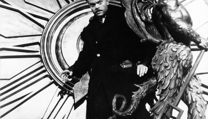 Tujec, Orson Welles - !!!!Orson Welles igra vojnega zločinca in enega ključnih arhitektov nacističn