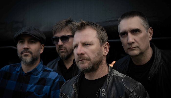 Puni hamer - !!!Puni hamer je rock skupina iz Ljutomera, ki je počasi našla prostor na slovenskem