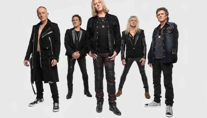 Def Leppard 2018: od leve proti desni Phil Collen, Vivian Campbell, Joe Elliott, Rick Savage, Rick A