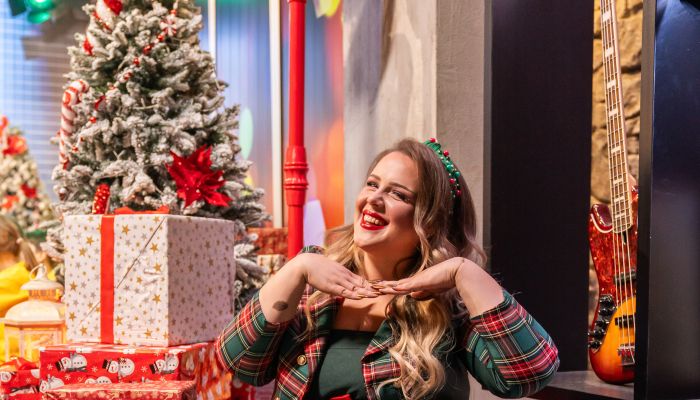 Avtorica Aktualove božične pesmi Z nami si ti je voditeljica Tamara Goričanec