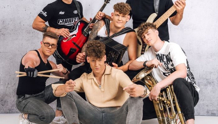 Pesem Za praznike smo doma napoveduje praznično vzdušje in nadaljuje glasbeno zgodbo, ki jo Firbci v