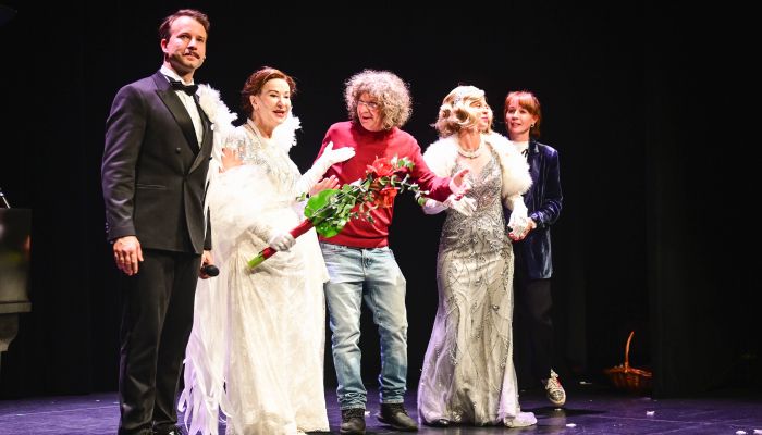 Veličasten poklon: delo sta odlično opravila tudi režiser Matjaž Latin in kostumografinja Nadja Bedj