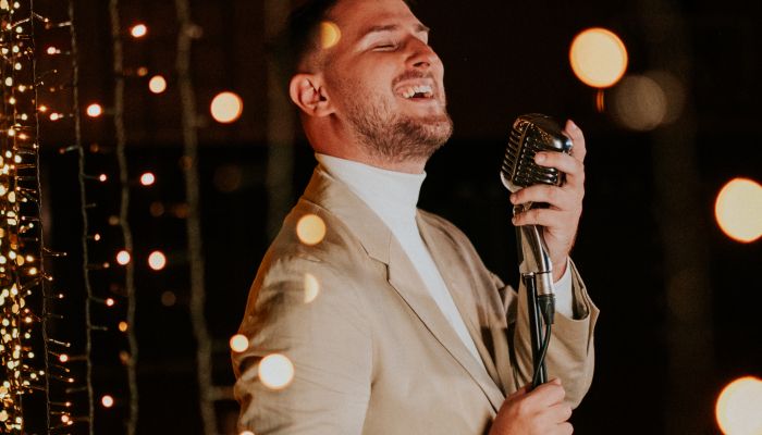 Skladba Moj božič si ti bo poslušalcu pričarala toplino in nas ob svojih nežnih zvokih spomnila na t