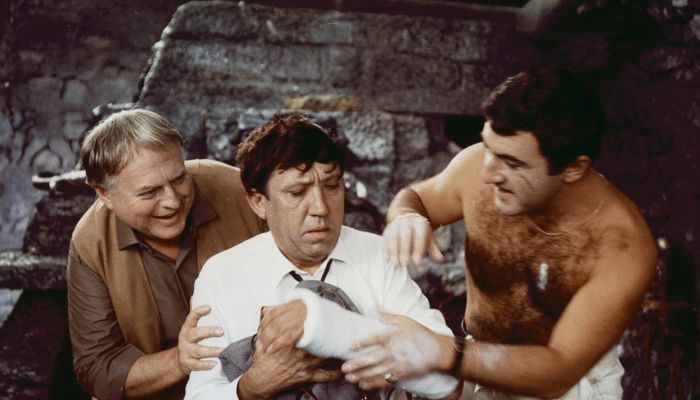 Diamantna roka - !!!!!Semjona tihotapci zamenjajo za kurirja in mu v mavec skrijejo diamante in zlat