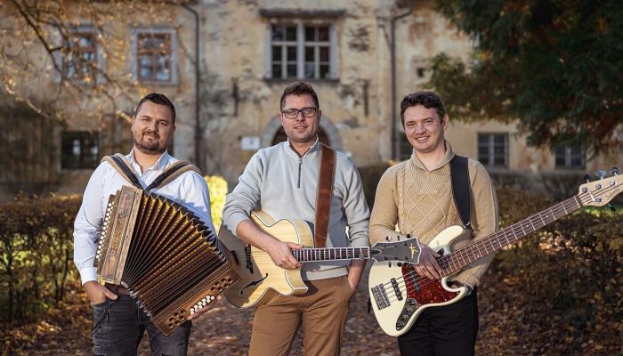 Člani ansambla Prva liga so Jernej Mesojedec, Jernej Zupan in Tadej Verce