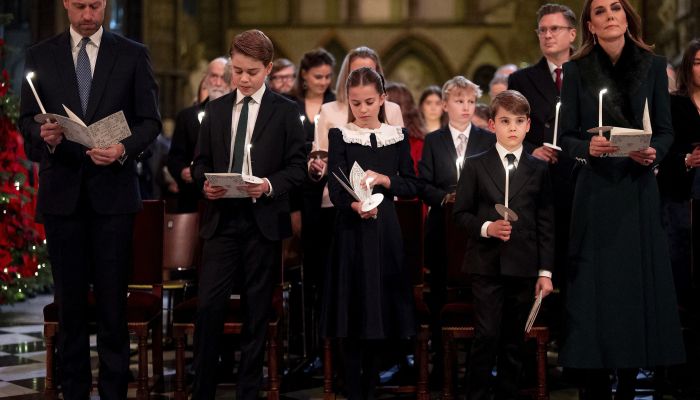 Princesa Kate, Princ William - Družina je ponosno stala v prvi vrsti in uživala v v mešanici tradici