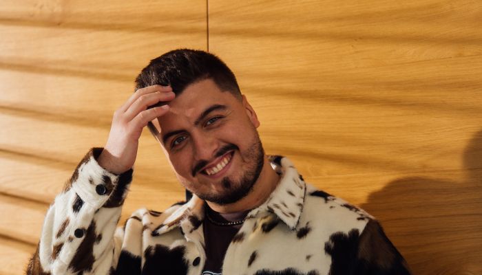 Luka Sešek še vedno išče Njen\' Ime, kot tudi prepeva v istoimenski pesmi