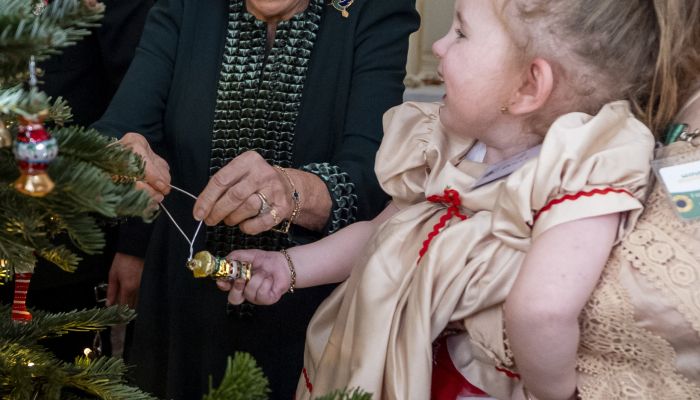 Kralica Camilla - Kralica Camilla je z otroci krasila božično smrečico
