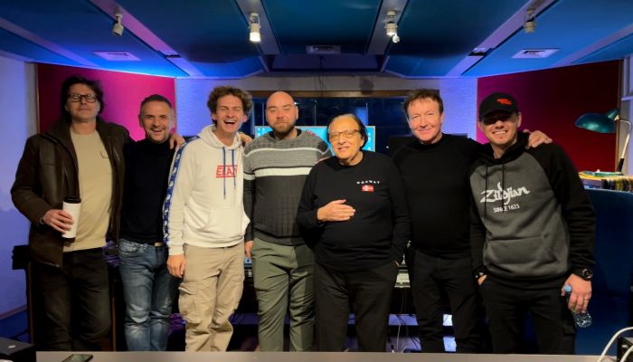 Dani Gregorc, Oto Pestner - Skladba je v celoti odigrana v živo v studiu, za pravi praznični občutek