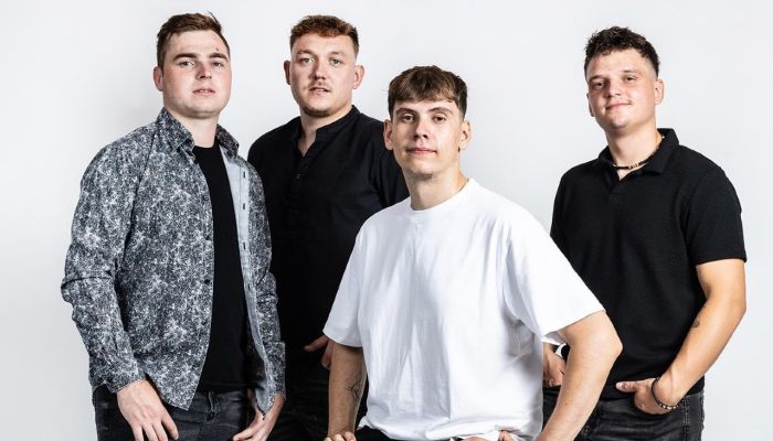 S skladbo Kuferan ansambel Opev znova dokazuje, da zna ujeti utrip časa in vsakdanjih prigod ter jih