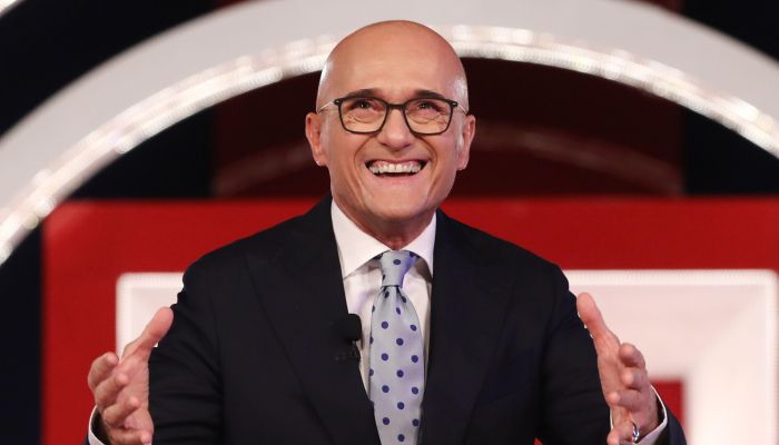 Fotografija iz časov, ko je bil Alfonso Signorini nedotakljiv obraz Berlusconijeve televizije