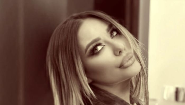 Za bleščečimi nasmehi in reflektorji se skriva surova resničnost – dolgovi, stres in negotovost, s katerimi se pevka sooča danes