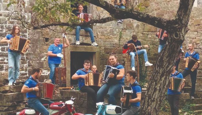 Videospot prikazuje utrip Izole, povezanost članov društva in ljubezen do glasbe, ki jih združuje ž