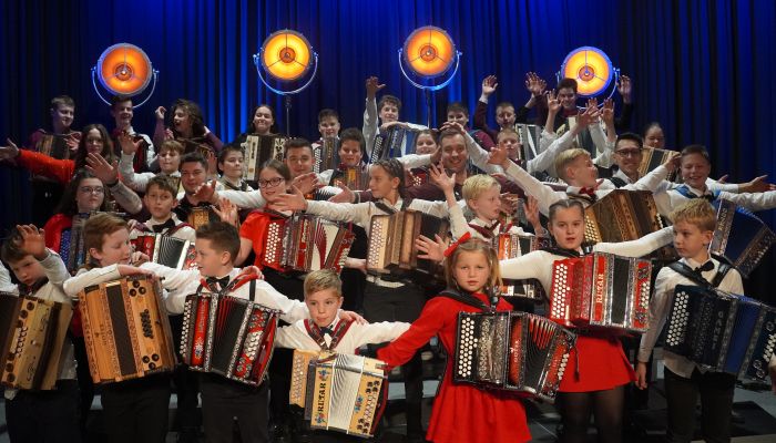 V skladbi so se povezali učenci in mentorji Glasbene šole Bučar, kar je dalo celotnemu projektu pose