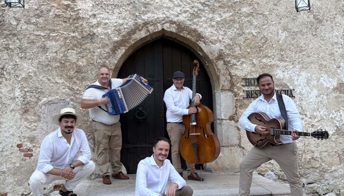 Ansambel Modrijani sestavljajo Blaž Švab, Rok Švab, Peter Oset, Franjo Oset in Sergije Lugovski