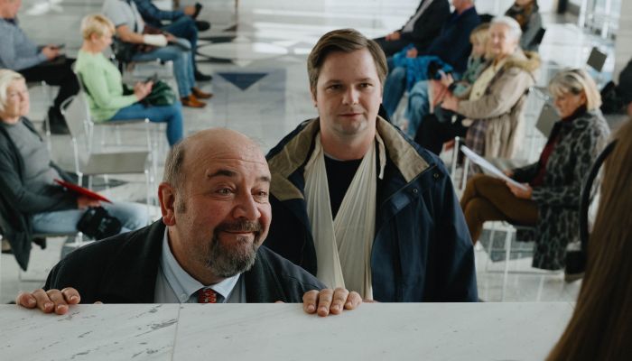 Film prepleta kriminalne zaplete z vsakdanjimi situacijami, ki so nevarno blizu resničnosti