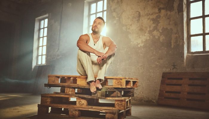 Simon ROSC se z novo skladbo Povzdigni glas vrača h glasbi v povsem novi, drznejši podobi – z mešani