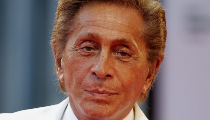 Valentino Garavani sam v svojem značilnem slogu: zadržan, eleganten in brezčasen, tako kot njegove stvaritve