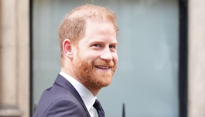 Nasmejani Harry se je v London vrnil sam in očitno mu samostojn