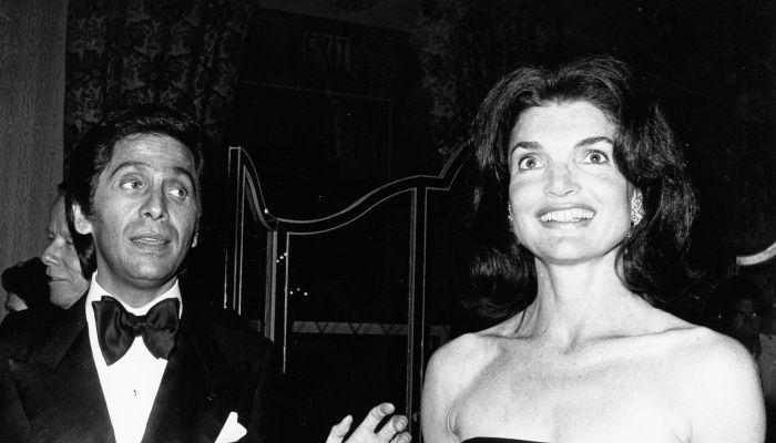 Jacqueline Kennedy Onassis v družbi Valentina ob prihodu v London, 21. junij 1976