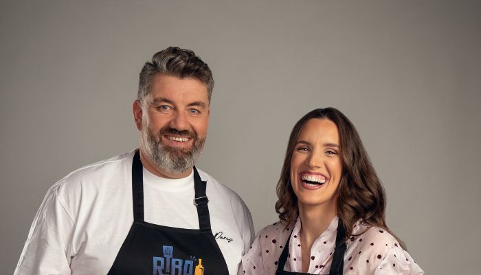 Nova obraza četrte sezone oddaje Riba, raca, rak: voditelj Jure Sešek in kulinarična strokovnjakinja Lidija Subašić prinašata svežo energijo in novo dinamiko