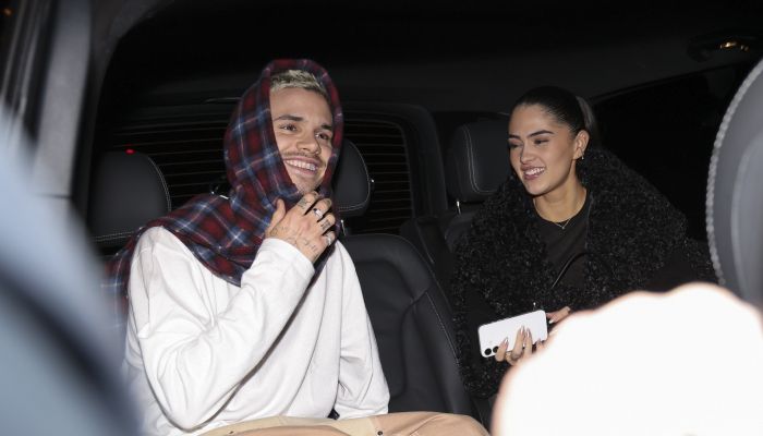 V družbi partnerice Kim Turnbull se je udeležil dogodka v okviru Paris Fashion Weeka in z nasmehom pritegnil pozornost fotografov