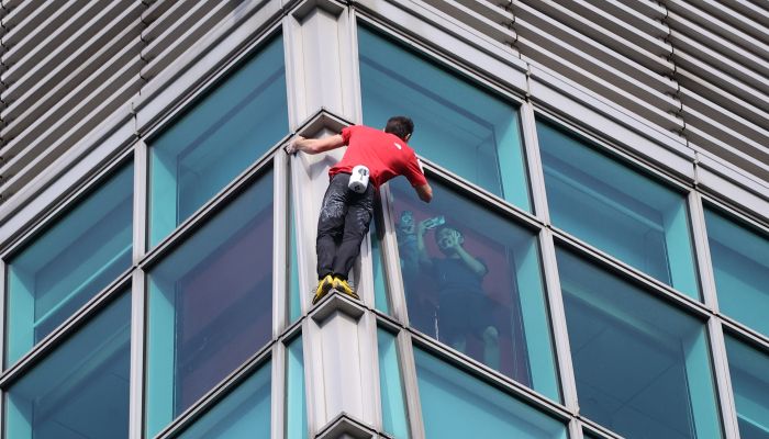 Skroraj v vsakem nadstropju so ga iz notranjosti fotograf
