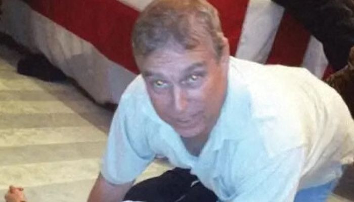 Princ Andrew na eni izmed fotografij, objavljenih v sklopu doku