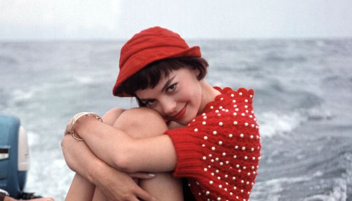 Natalie Wood na izletu z ladjo v petdesetih letih, ujeta v sproščenem trenutku daleč od studijskih l