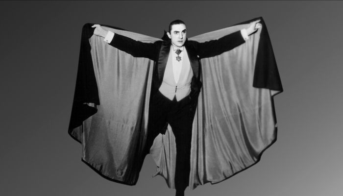 Na lastno željo družine je bil pokopan v črnem vampirskem plašču, s čimer se je simbolično za vedno