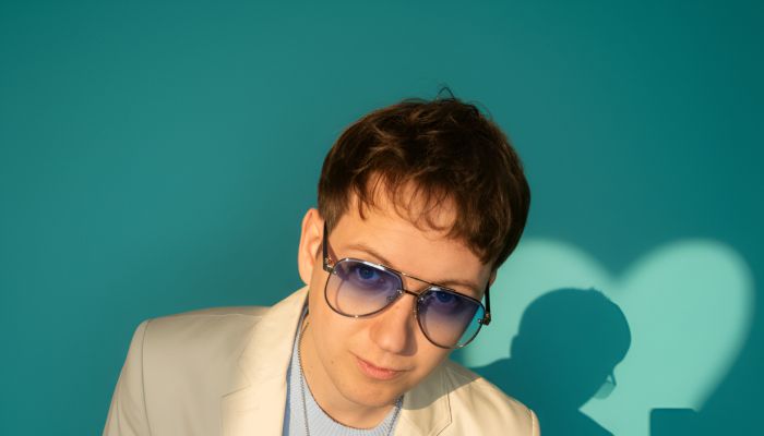 Gino Marino je hrvaški kantavtor in pevec, ki se uveljavlja na regionalni glasbeni sceni