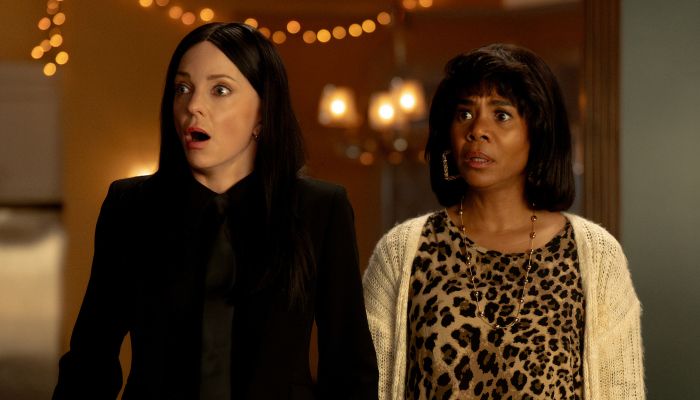 ANNA FARIS (Cindy) in  REGINA HALL (Brenda)_Film, da te kap