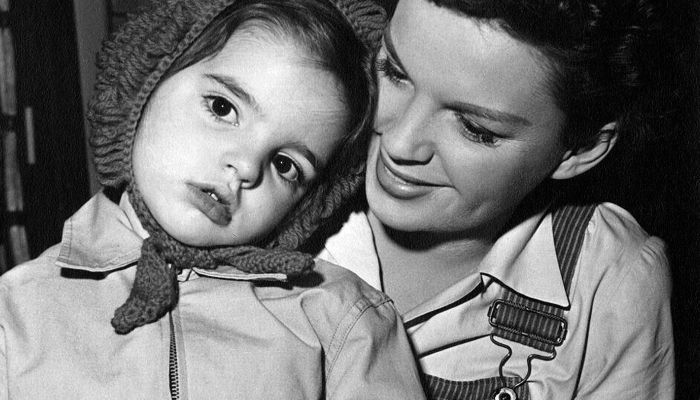 Liza Minnelli z mano Judy Garland leta 1950